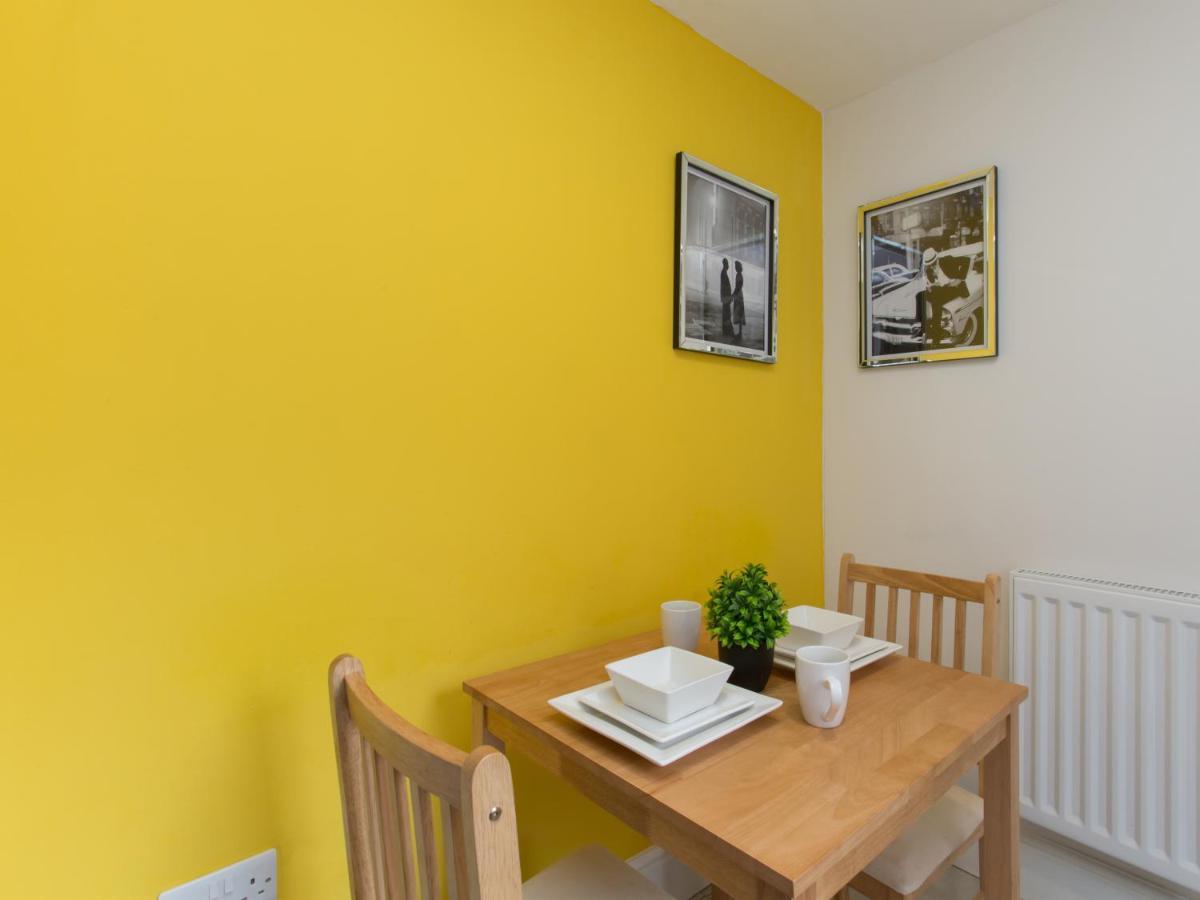 Townhouse @ West Avenue Crewe Bed and Breakfast Buitenkant foto