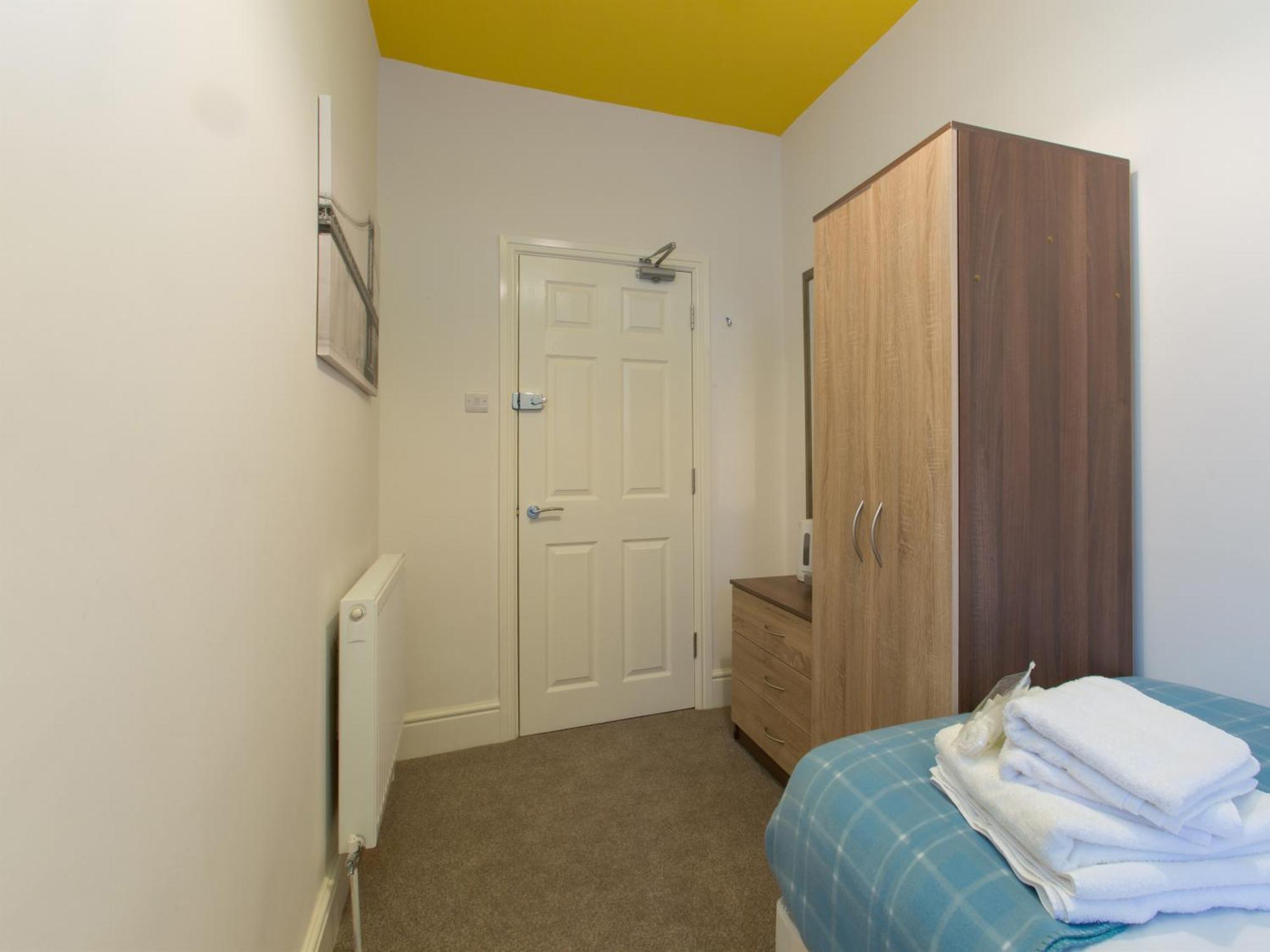 Townhouse @ West Avenue Crewe Bed and Breakfast Buitenkant foto