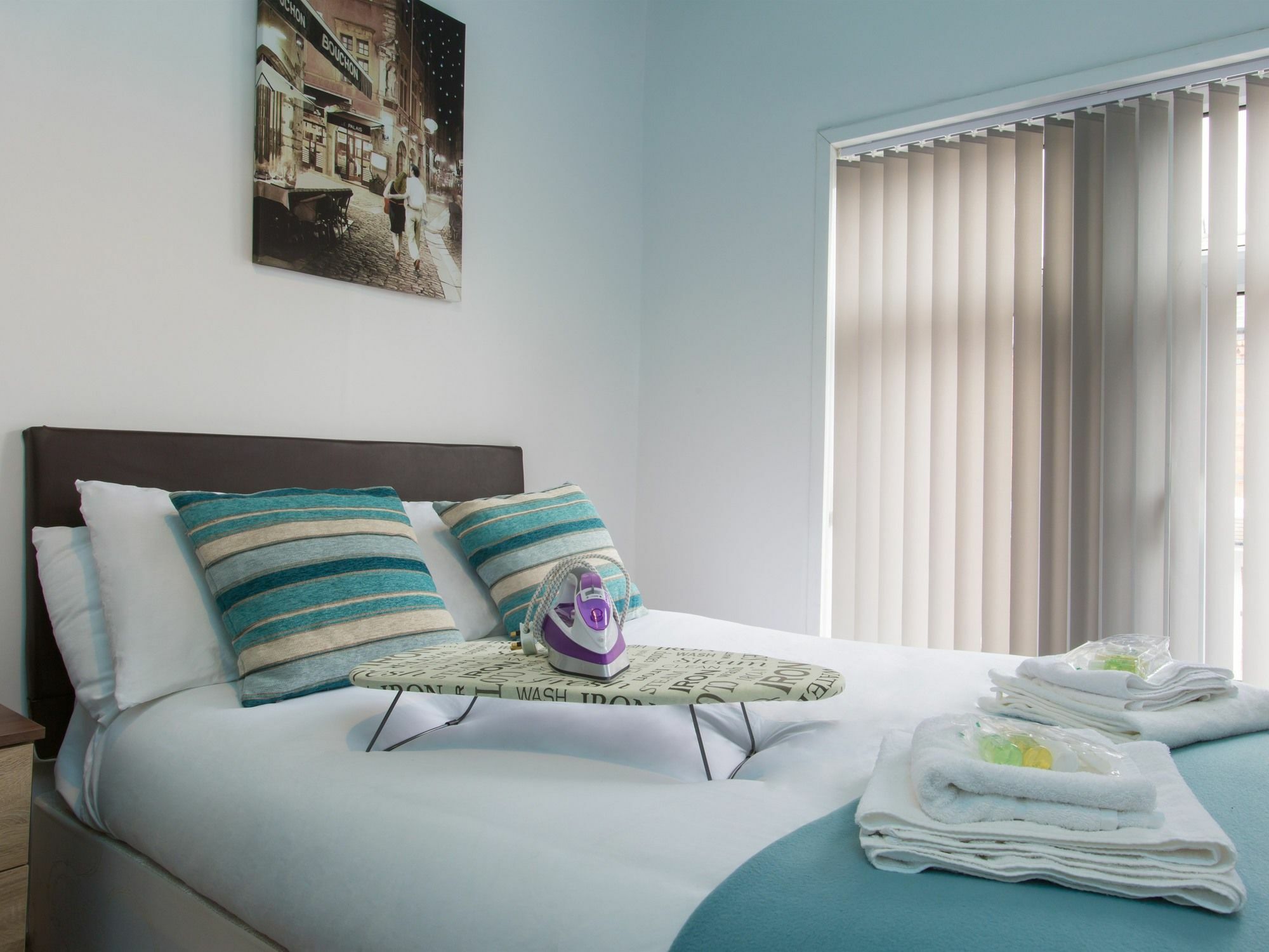 Townhouse @ West Avenue Crewe Bed and Breakfast Buitenkant foto