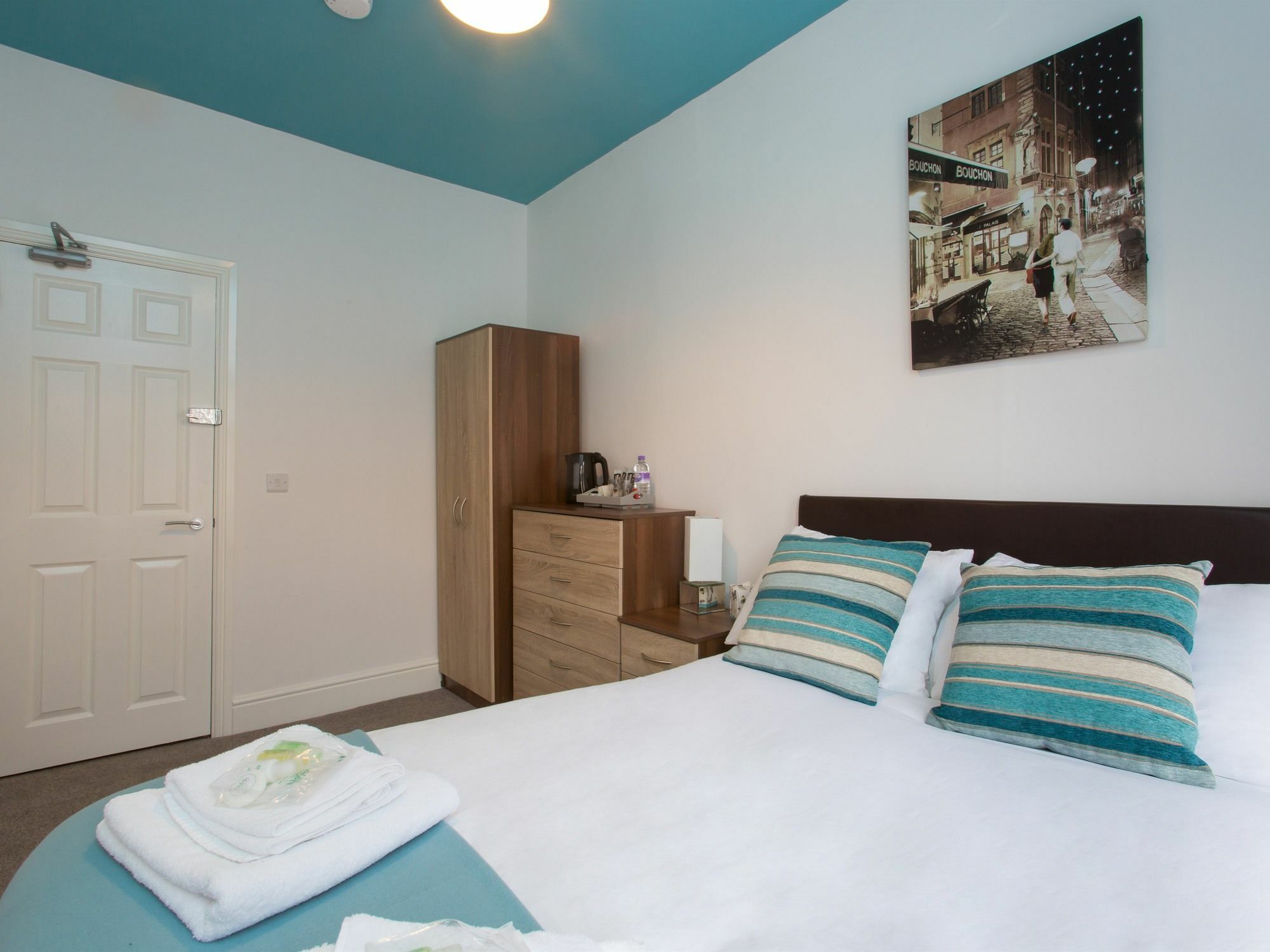 Townhouse @ West Avenue Crewe Bed and Breakfast Buitenkant foto
