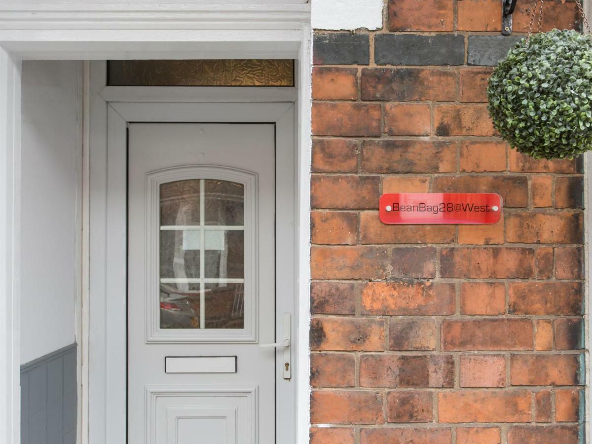Townhouse @ West Avenue Crewe Bed and Breakfast Buitenkant foto